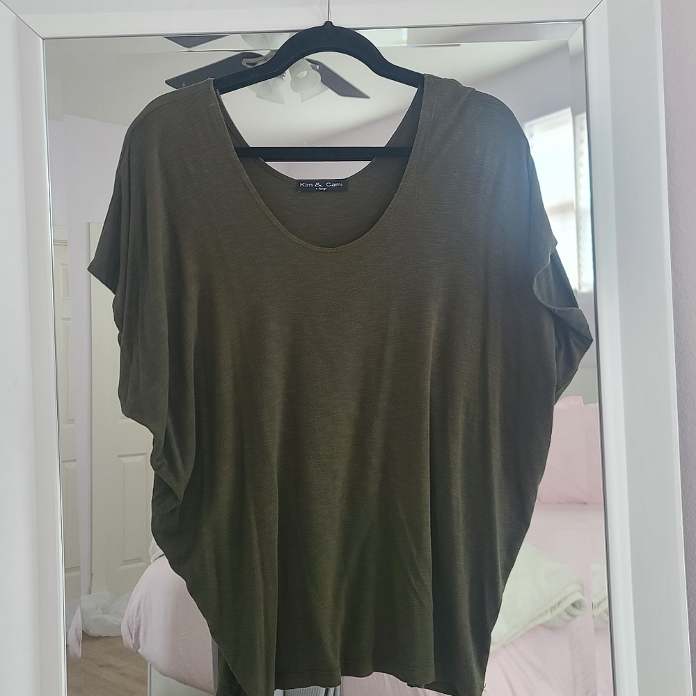 Kim & Cam x-large short sleeve army green top. Super cute.